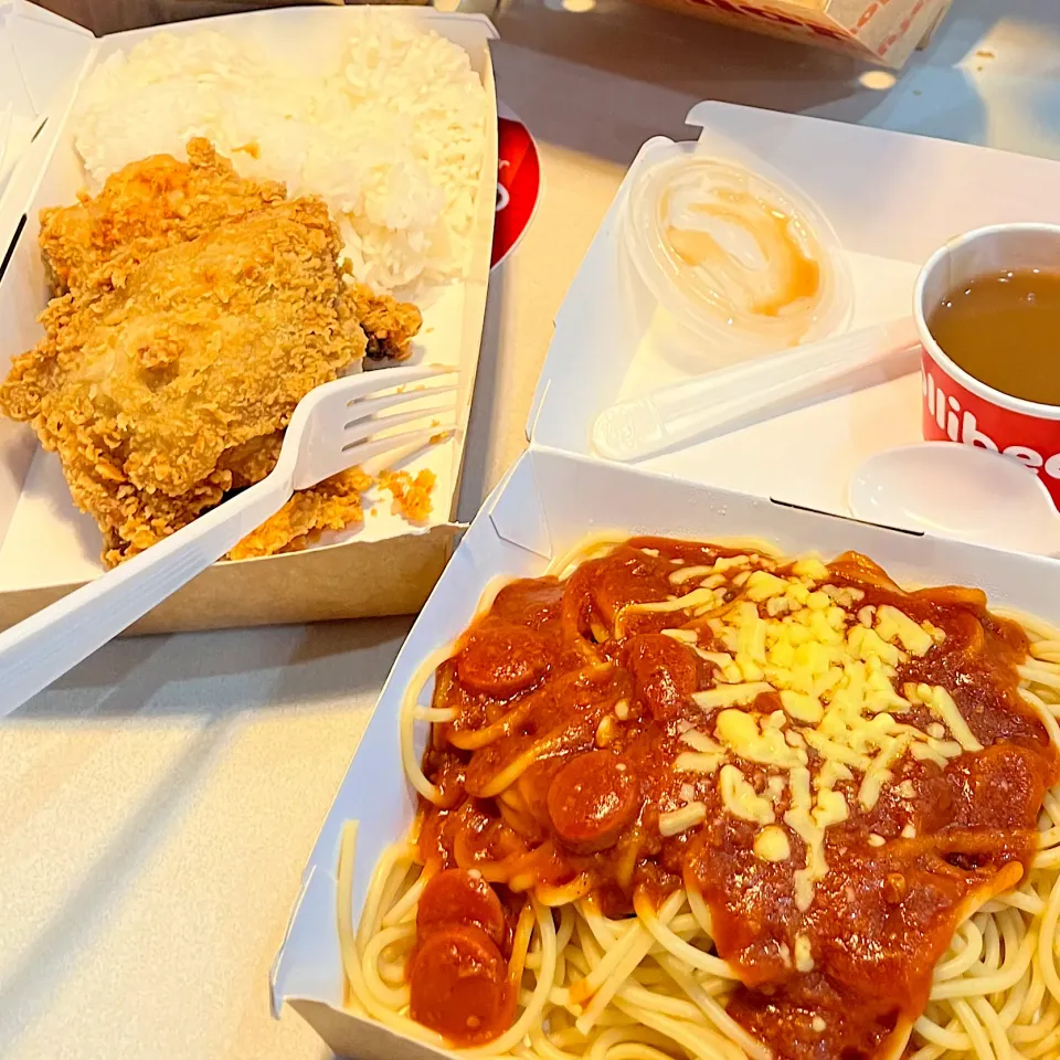 Snapdishの料理写真:Jollibee chicken joy and jolly spaghetti|🌺IAnneさん