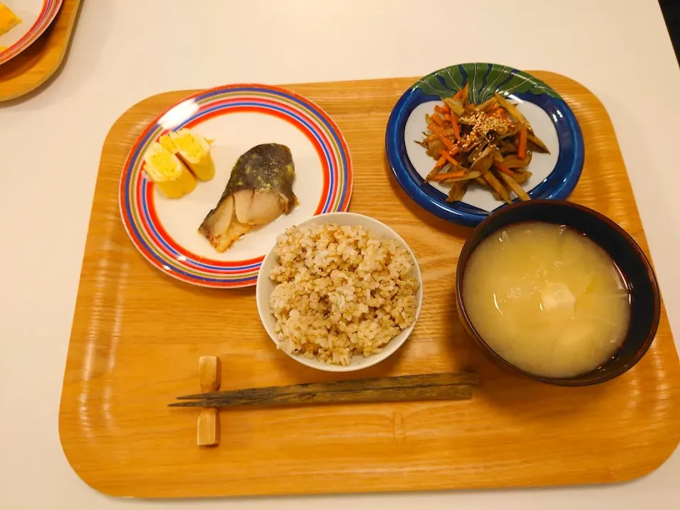 今日の昼食　焼き魚、だし巻き卵、舞茸入りきんぴら、玄米、高野豆腐と玉ねぎの味噌汁|pinknari🐰🌈さん