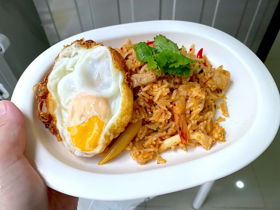 Snapdishの料理写真:Shrimp Tom Yum Fried Rice with Fried Egg|Lamonrockyさん