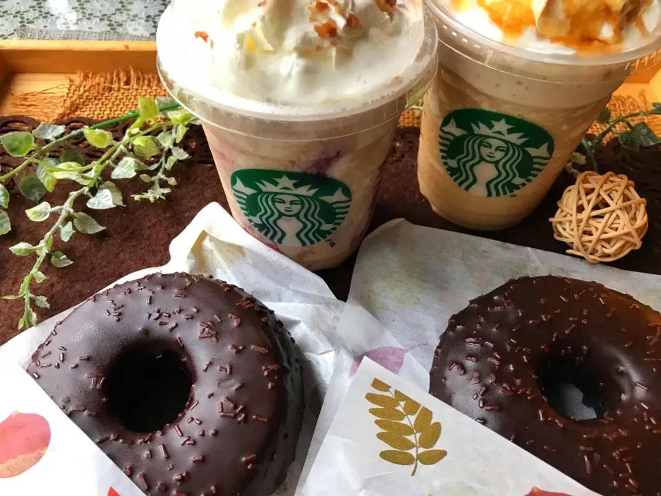 スタバのマローネカシスフラペチーノとチョコレートクリームドーナツ🍩でおやつ|まなまな♡さん