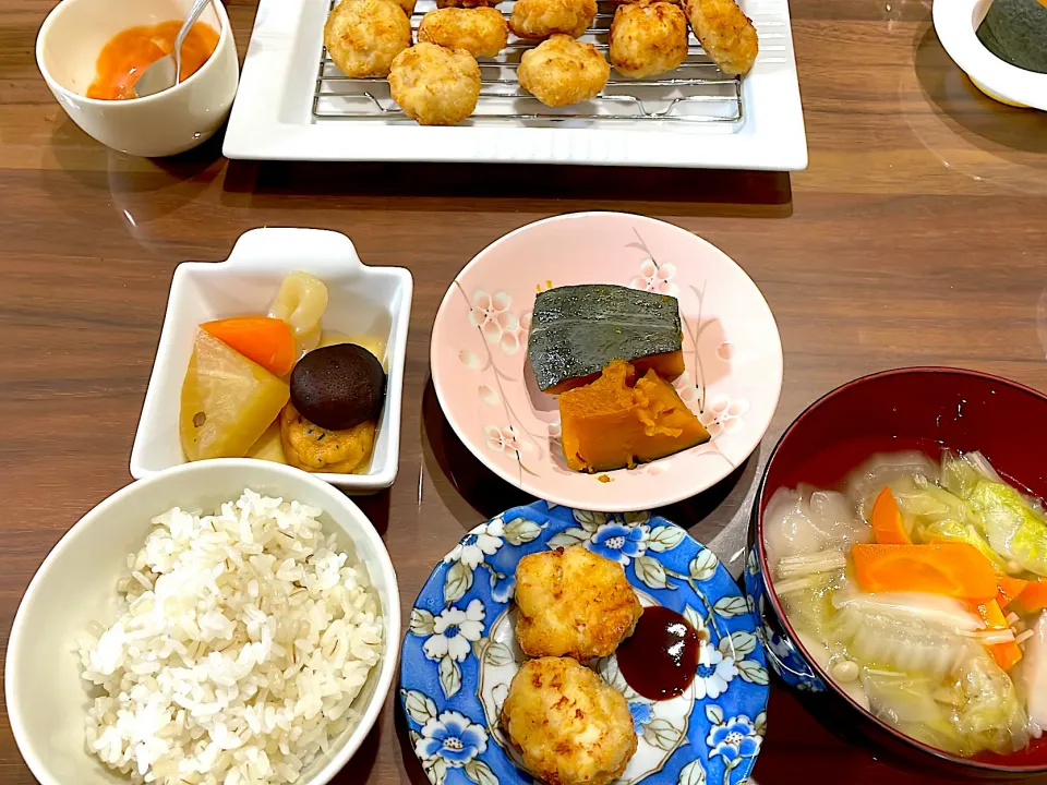 Snapdishの料理写真:手作りチキンナゲット　白菜の水餃子スープ　かぼちゃの煮物　色々野菜の煮物|おさむん17さん