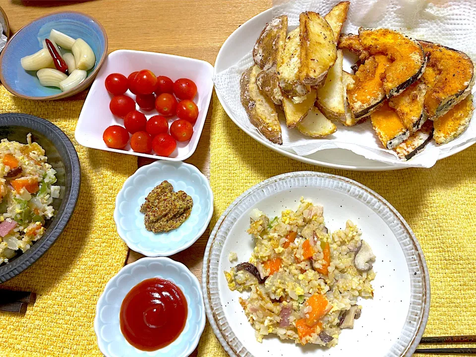 Snapdishの料理写真:祖父のじゃがいもでポテトフライ🥔、自家栽培かぼちゃのかぼちゃ揚げ🎃|1614さん