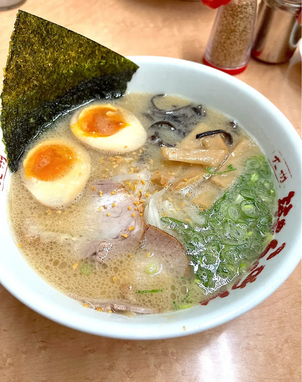 Snapdishの料理写真:筑豊ラーメン 山小屋 志免店の昭和（むかし）ラーメン|Kouji  Kobayashiさん