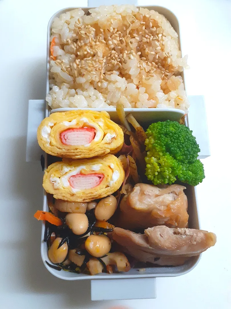 ☆中学生弁当☆炊き込みご飯、カニカマ卵焼き、金平牛蒡、ブロッコリー、鶏照焼、ひじき煮物|ｼｮｺﾗさん