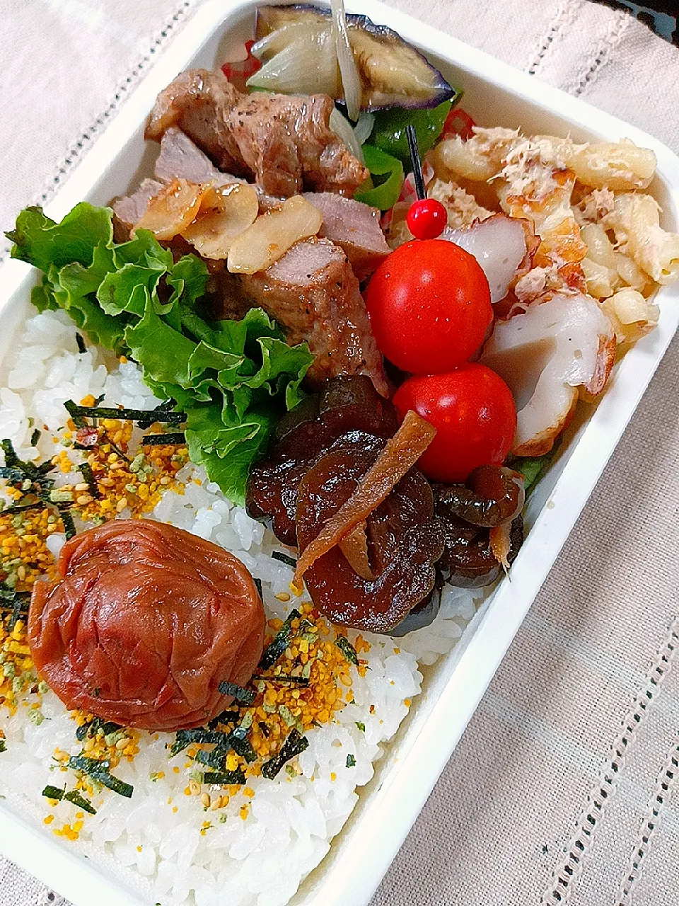 Snapdishの料理写真:パパのお弁当
✳️とんてき
✳️なす、ピーマン、玉ねぎ炒め（ダシダ味）
✳️マカロニサラダ（ツナ、かつお節、すりゴマ）
✳️Qちゃん風漬物
✳️生ちくわ、ミニトマト

玉子を買い忘れて、黄色担当はのり玉。|かみちゃんさん