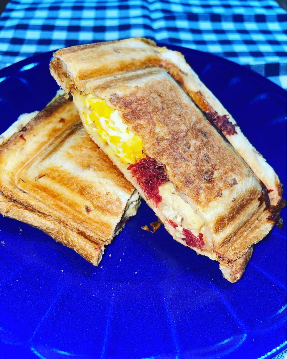 らぴすらずり(らぴ)さんの料理 チーズを挟んだホットサンド！|めんちゃんさん