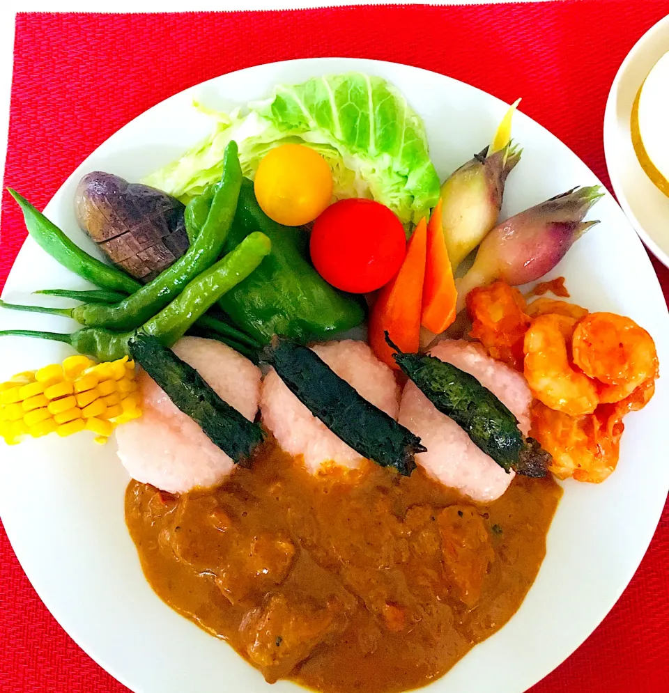 今朝の胃袋泥棒笑笑♫💖お赤飯とスパイスチキンカレー💪🍛海老チリ🦐たっぷり温夏野菜^ - ^😋お赤飯に紫蘇巻き乗せてます^ - ^✌️|HAMI69さん