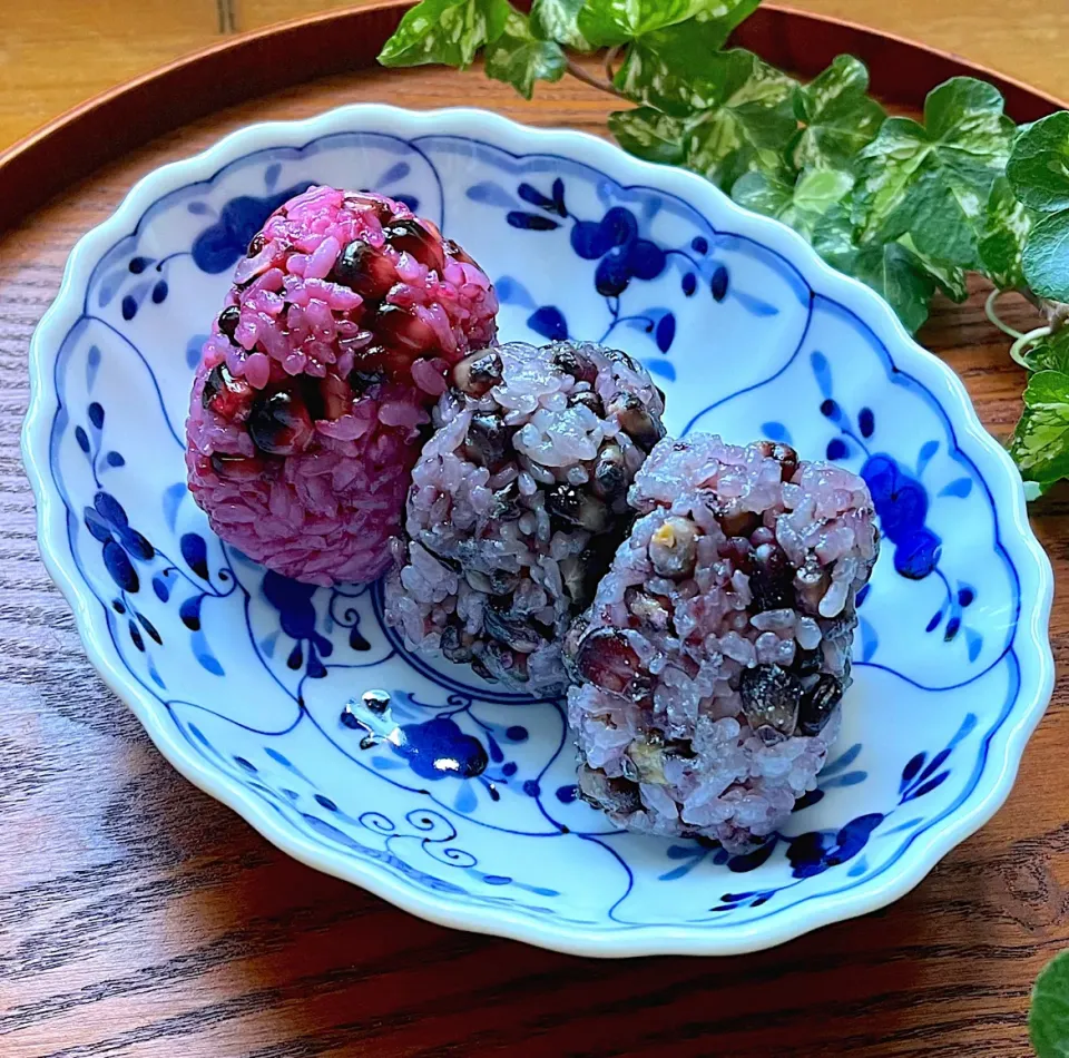 Snapdishの料理写真:🍙紫色とうもろこしご飯で　一口おむすび&寿司酢で化学変化 美発色おむすび🍙|Hollyさん