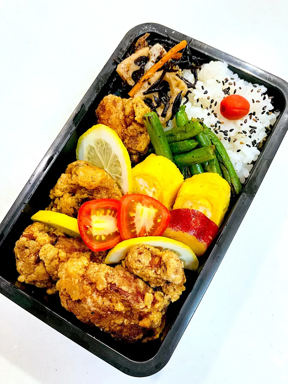 Snapdishの料理写真:唐揚げ弁当٩(ˊᗜˋ*)و|やっちさん