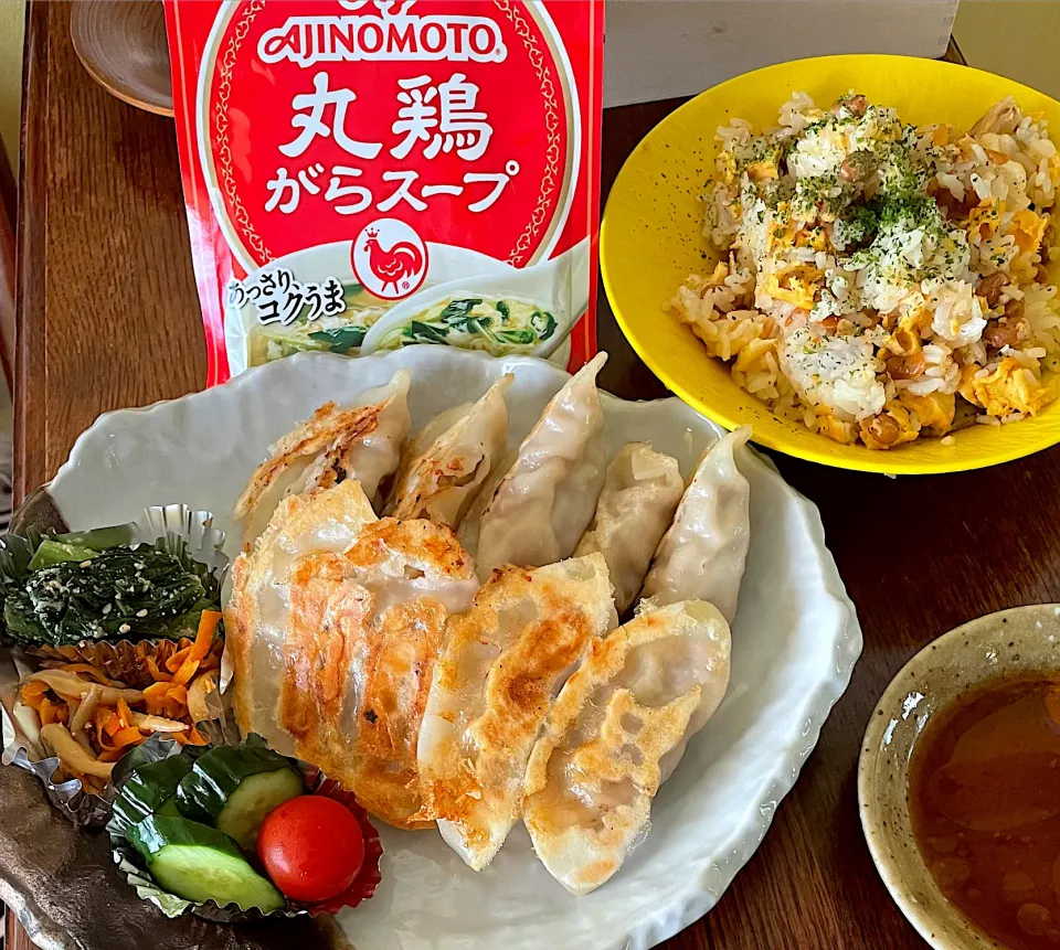 Snapdishの料理写真:ランチ♯餃子🥟♯山本ゆりさんレシピ♯納豆炒飯♯丸鶏がらスープ♯おうちで町中華！|小松菜さん