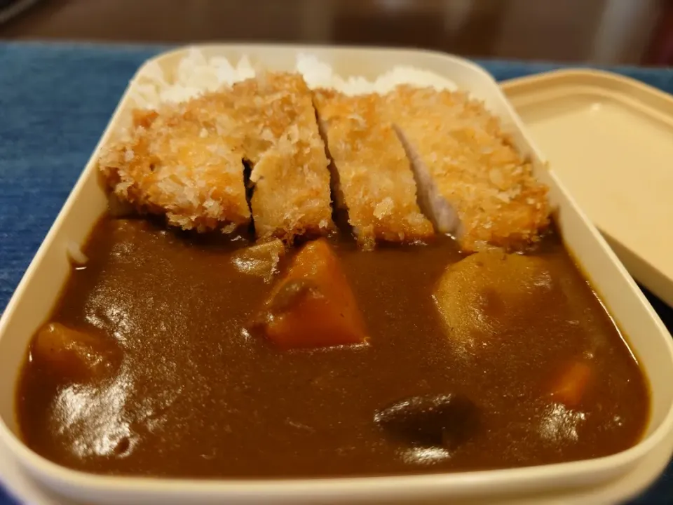 Snapdishの料理写真:カツカレー弁当(*^^*)|しーPaPaさん