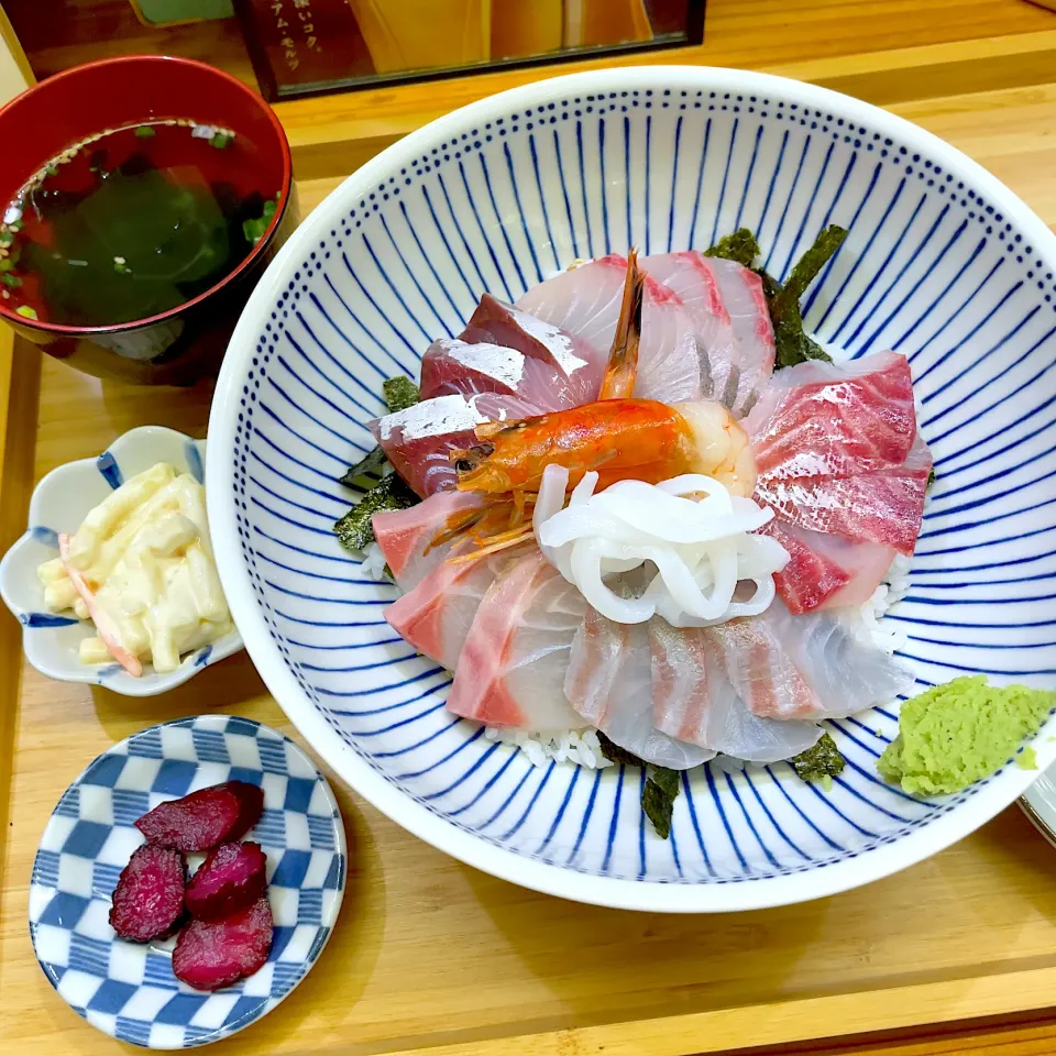 Snapdishの料理写真:博多魚助の豪快海鮮丼ランチ|T. Wonderさん