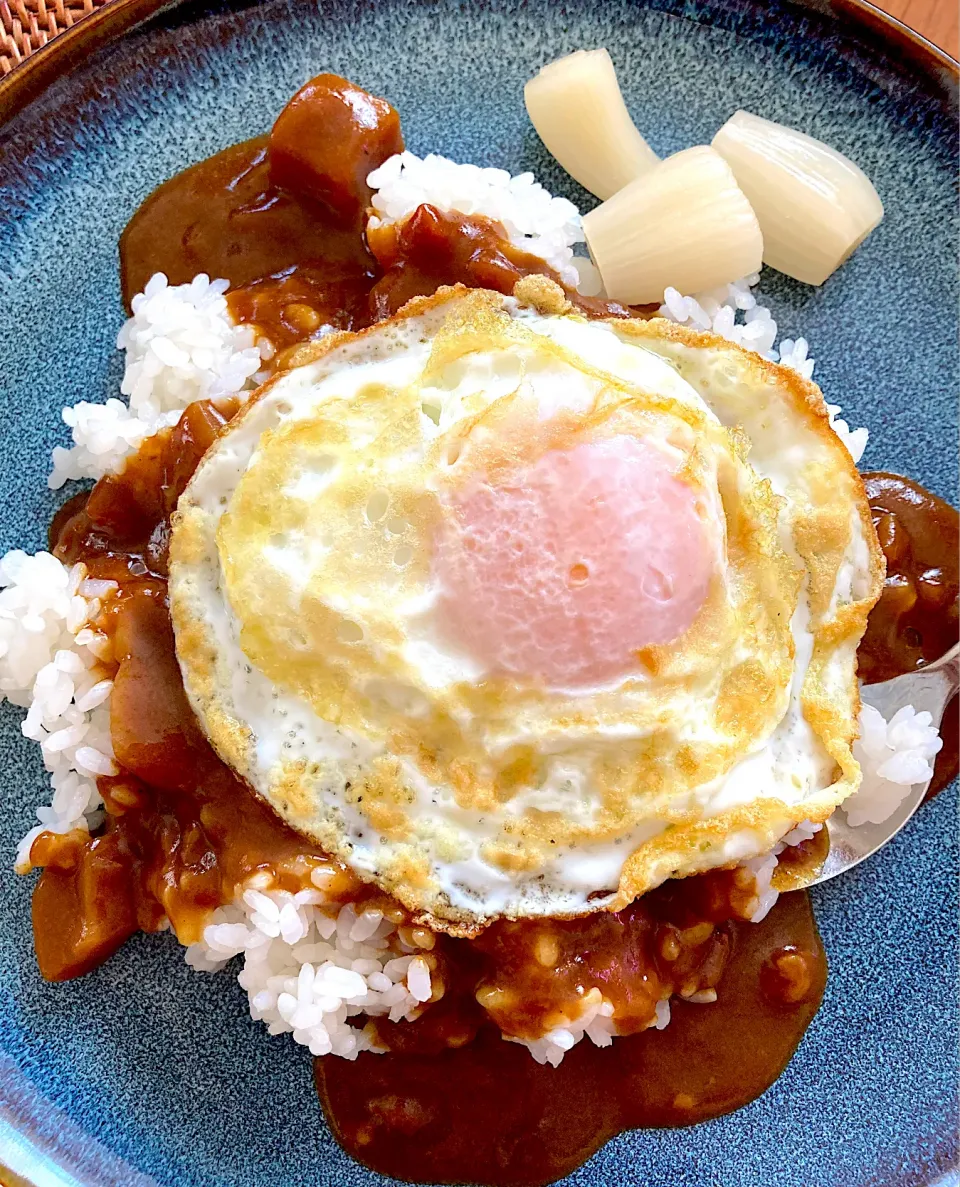 レトルトカレーに自家製らっきょと目玉焼きトッピング😋🍛💕✨|アイさん