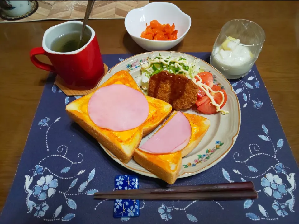 ハムチーズトースト&ガーリックハムチーズトースト&ガーリック人参グラッセ(昼飯)|enarinさん