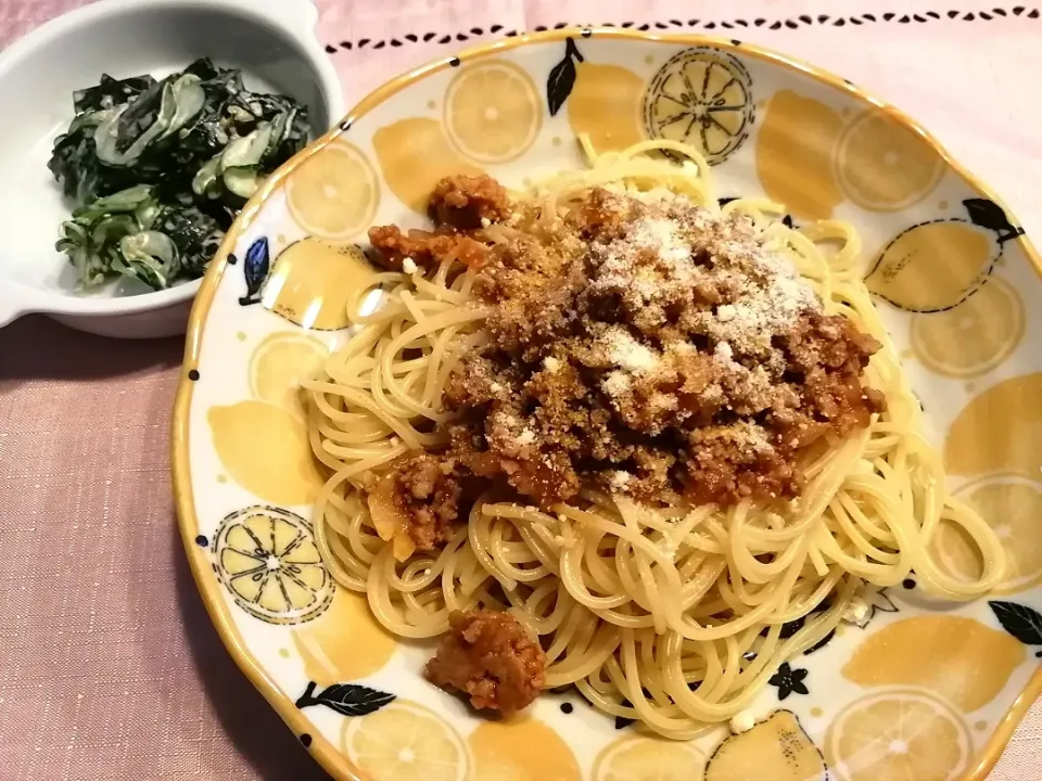 Snapdishの料理写真:ミートソースパスタ
きゅうりとワカメのサラダ|ミシェルさん