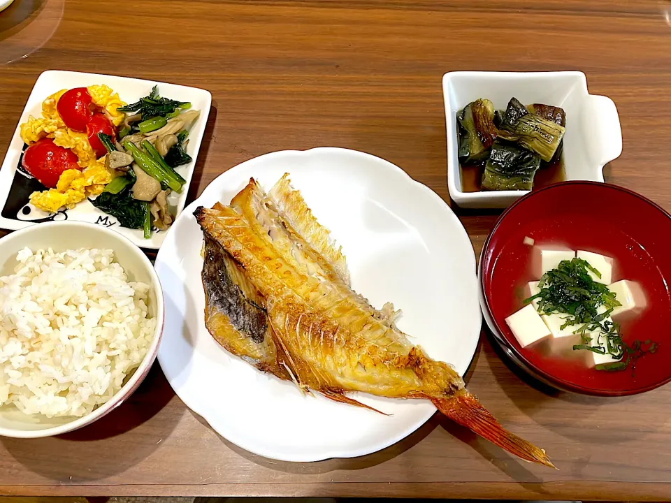 赤魚の干物　豆腐と大葉のあっさりスープ　茄子のオランダ煮　ミニトマトの卵炒め　小松菜と舞茸のめんつゆバター炒め|おさむん17さん