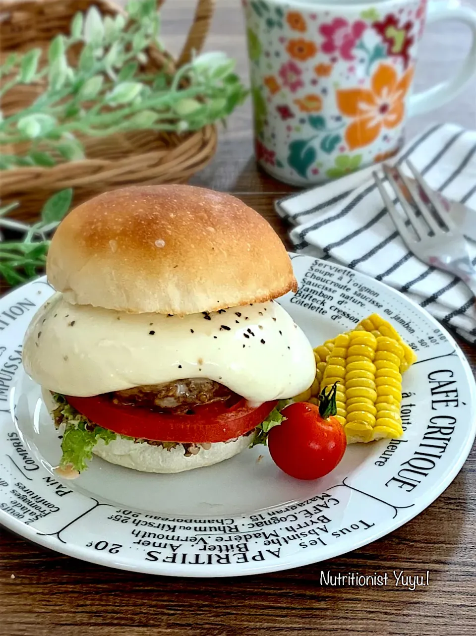 まるごとモッツァレラのチーズバーガー|ゆーこどんさん