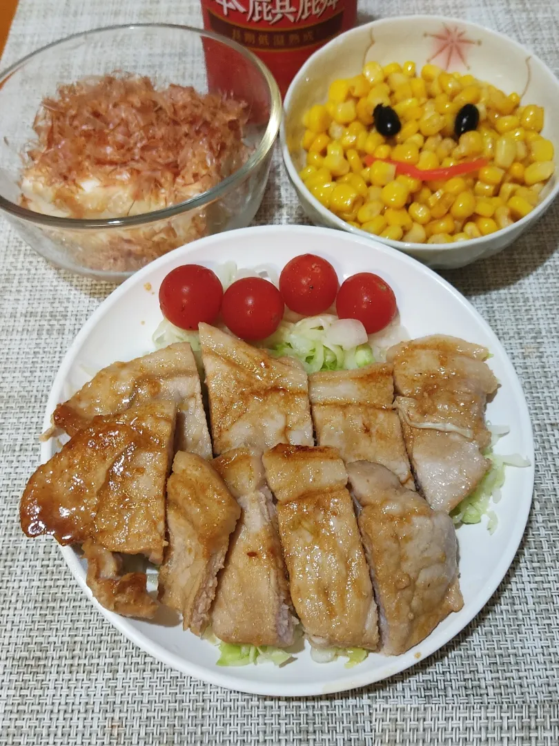 Snapdishの料理写真:厚めの豚ロースでしょうが焼き

数日ぶりに近所のスーパーに行ったら、幸せなことに殆どの食料品が揃っていました。
念願の食パンと豚肉をゲット。
食パンは朝食の楽しみにして、豚肉はしょうが焼きでいただきます|Rピージャーさん