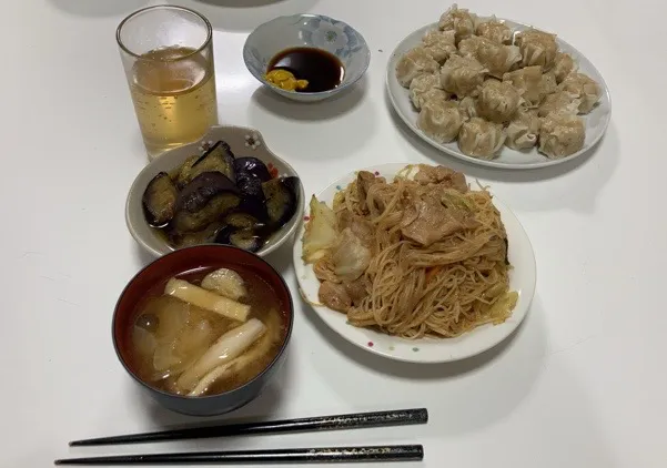 今日初の固形物の食事。☆焼きビーフン☆揚げ茄子の冷やしポン酢☆焼売☆みそ汁（キャベツ、しめじ、揚げ）|Saharaさん