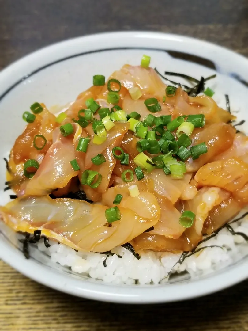 Snapdishの料理写真:パパ作👨ウスメバルとマゾイの漬け丼|ぱんだのままんさん