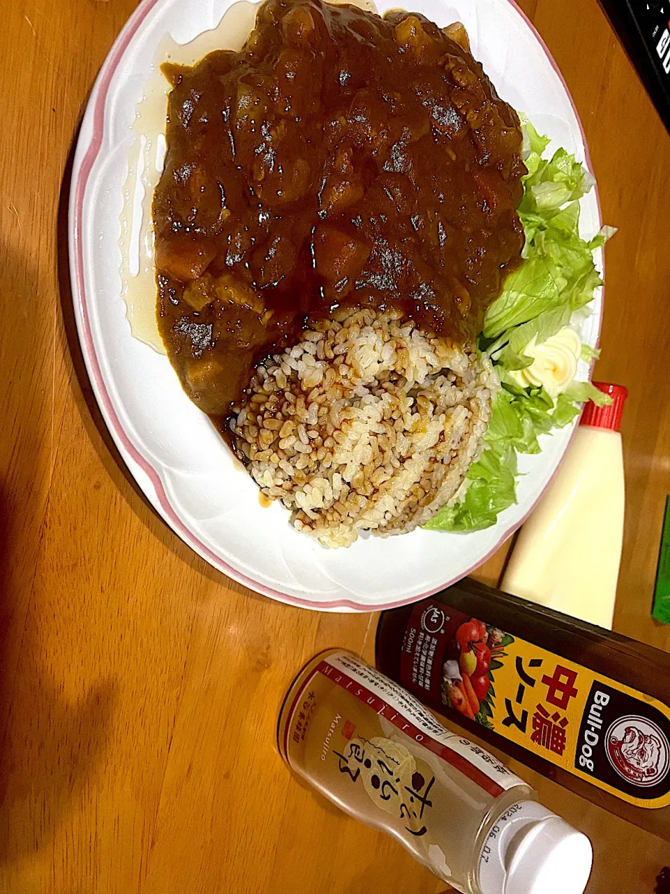 ハチミツはカレーの方にソースはご飯の方にかける派です #夕飯　ポークカレーロウカット玄米ライスレタス添え|ms903さん