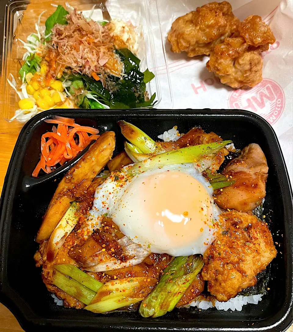 🌕月見焼鳥つくね丼弁当　サラダ🥗唐揚げ2個|るみおんさん