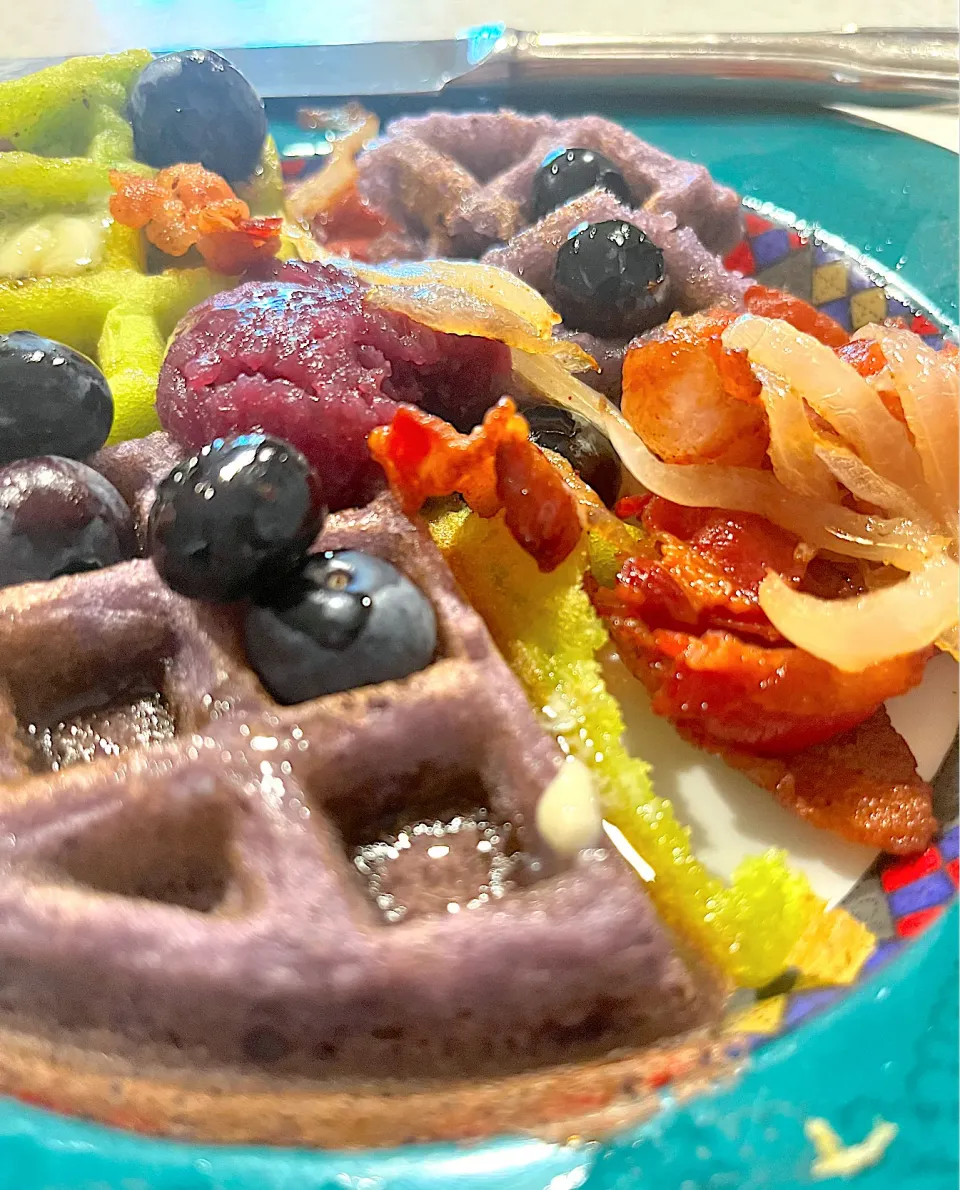 Ube & Pandan belgian waffles with a side of bacon & caramelized onions💜💚🥓🧅☕️|🌺IAnneさん