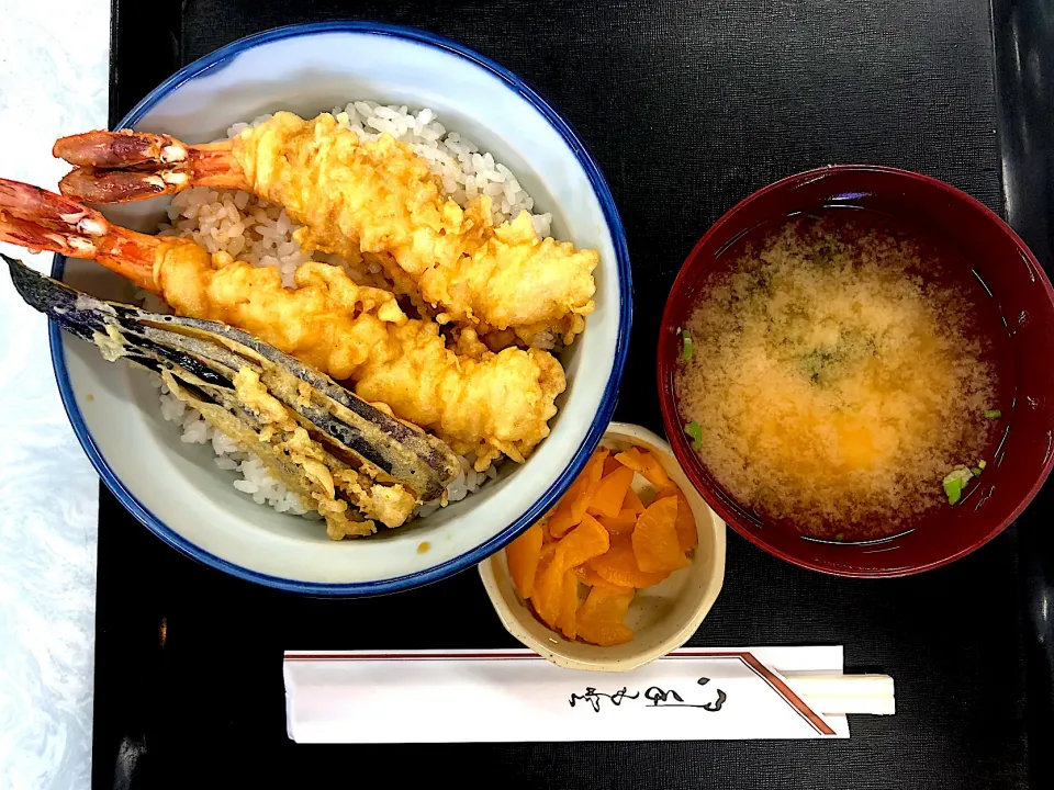 ちょっと残念な天丼　＠横浜南部市場　¥1,100 ここにあと2品くらい野菜の天麩羅が欲しかったな〜…😅|BUBUさん