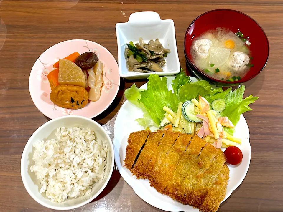 とんかつ　マカロニサラダ　つみれと根菜の味噌汁　小松菜と舞茸の麺つゆバター炒め　煮物|おさむん17さん