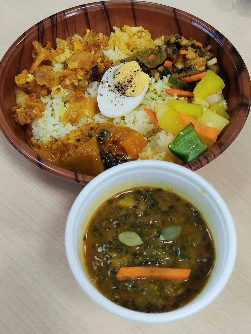 本場のスリランカカレーが500円

県内唯一のスリランカ料理専門店「LUCKY LANKA」のグリーンカレーです。
スリランカカレーの特徴は、ライスが中心で少し辛め。
そして、とてもカラフルでゴージャスなのです。|Rピージャーさん