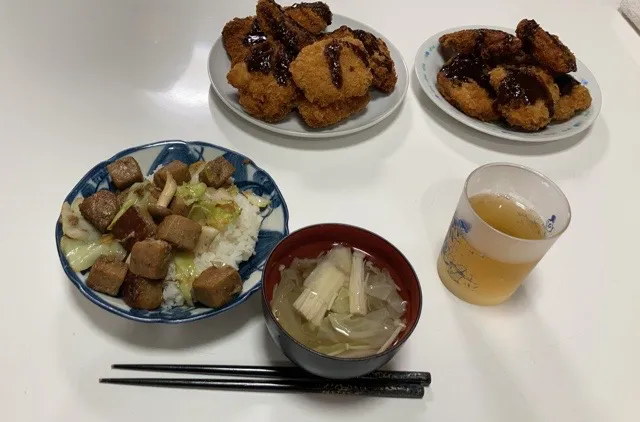 晩御飯_(:3 」∠)_☆タラカツ☆サイコロステーキ丼☆すまし汁（キャベツ、えのき）|Saharaさん