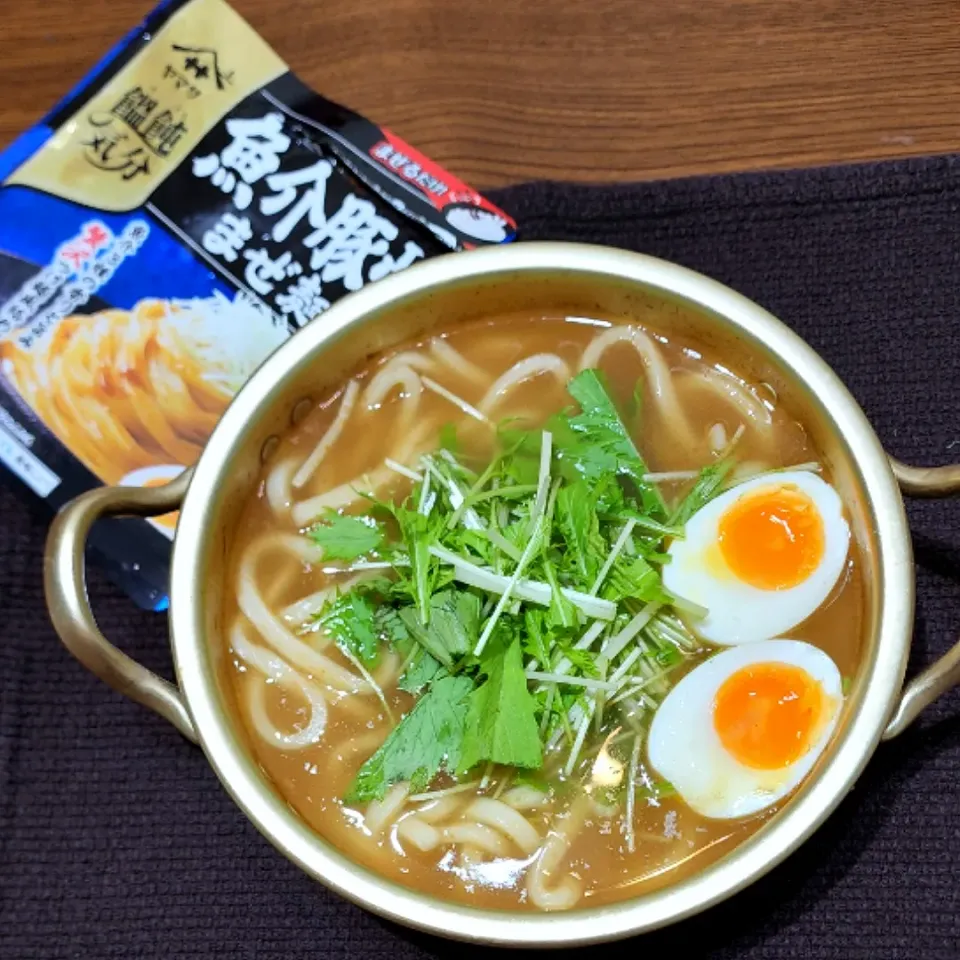 Snapdishの料理写真:ヤマサ醤油様の魚介豚骨まぜ麺の素を使って、あったか魚介豚骨うどん◥█̆̈◤࿉∥|Yukiさん