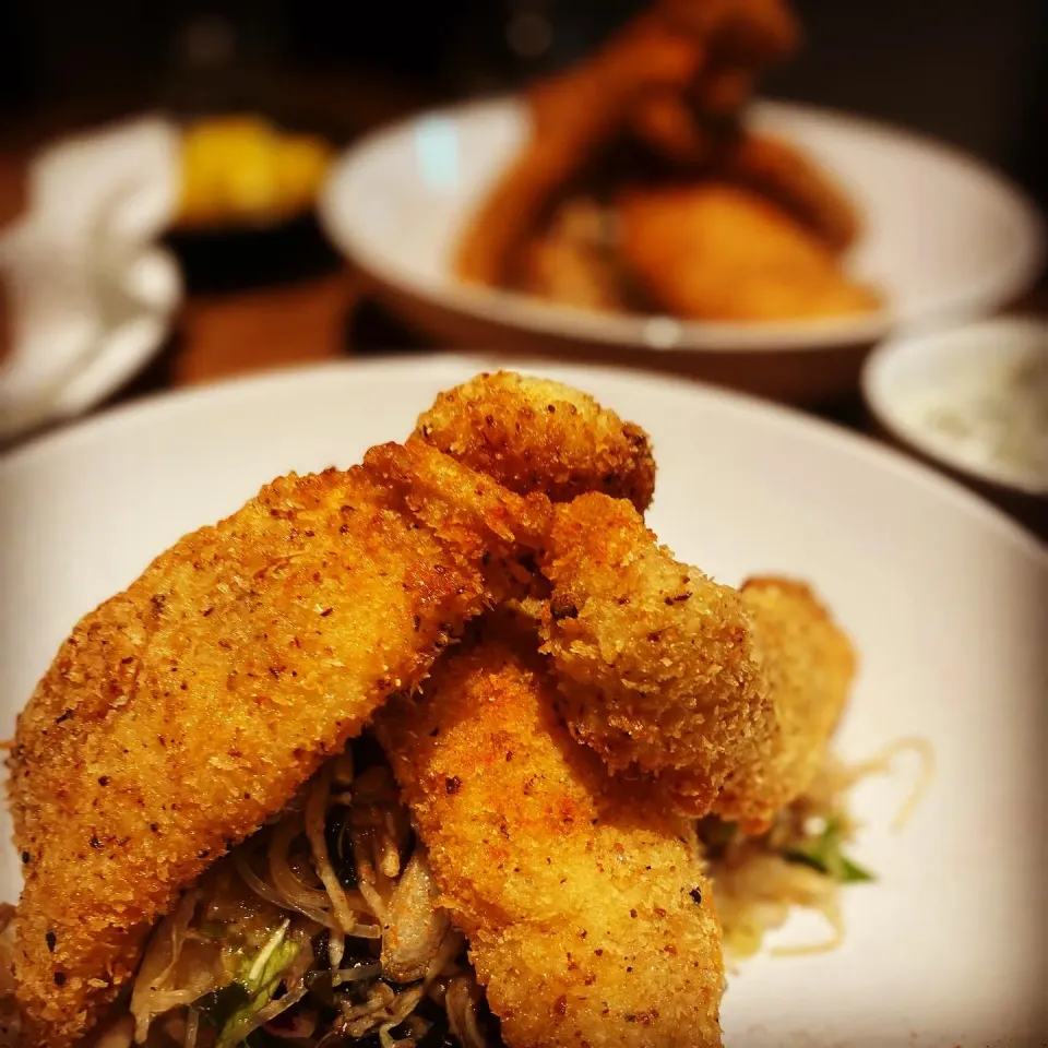 Cajun Style  lightly Breaded  
(Pangasius ) Shark Catfish from Sea Asia laid on top of a seafood Cabbage Slaw with onion vinegarette and Garlic Toast 
#catfish |Emanuel Hayashiさん