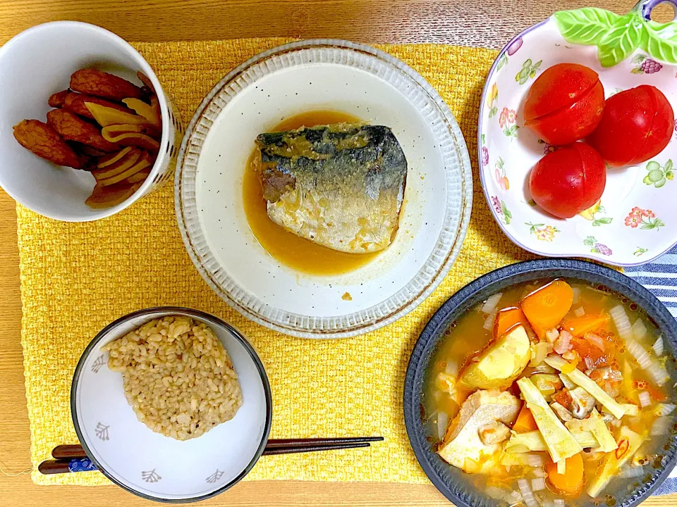 さつまあげとたくわんの煮物、梅の炊き込みご飯🌸、フルーツトマト、塩鮭のミネストローネ🍅|1614さん