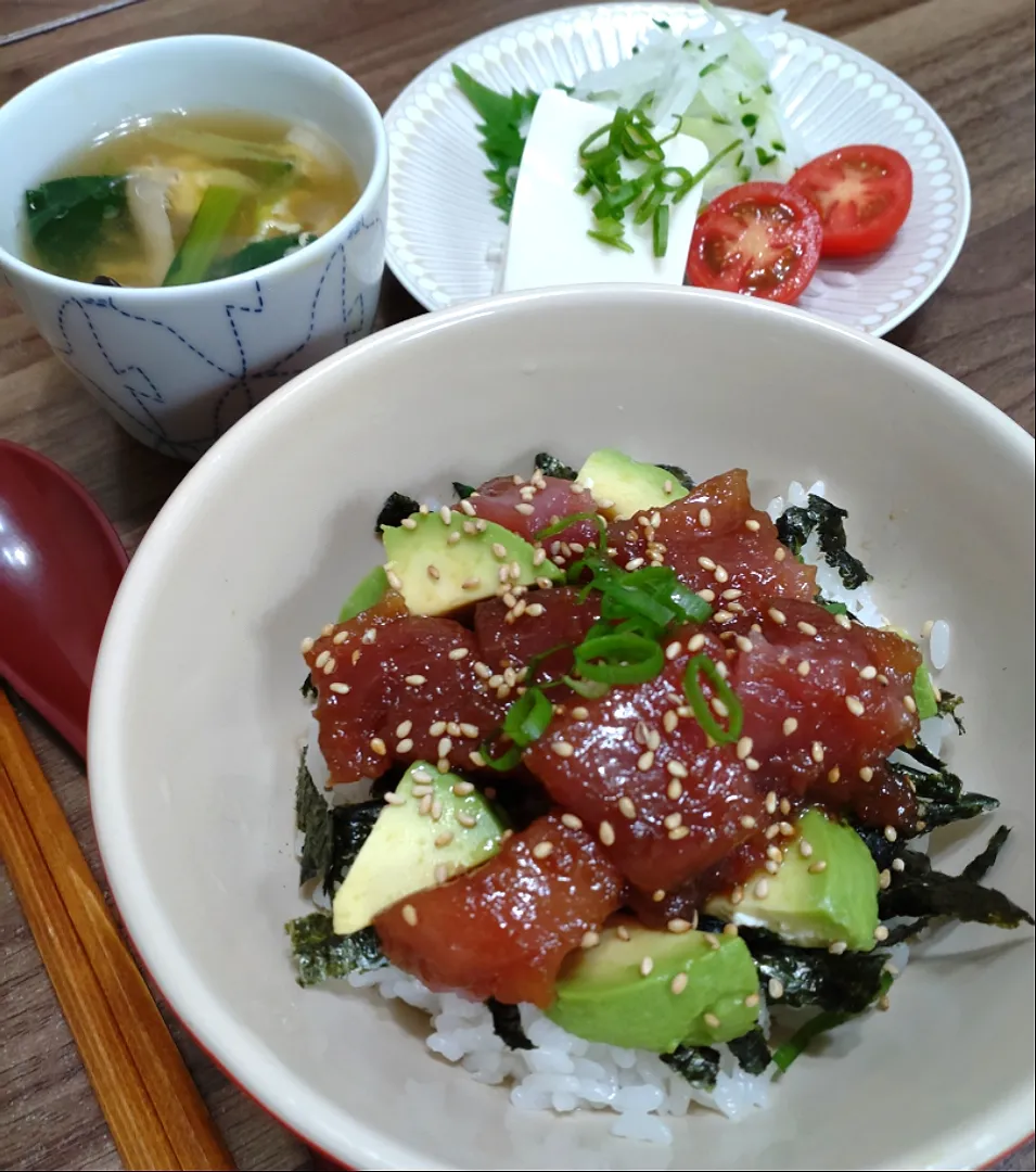 まぐろとアボカドの漬け丼|ゆりちさん