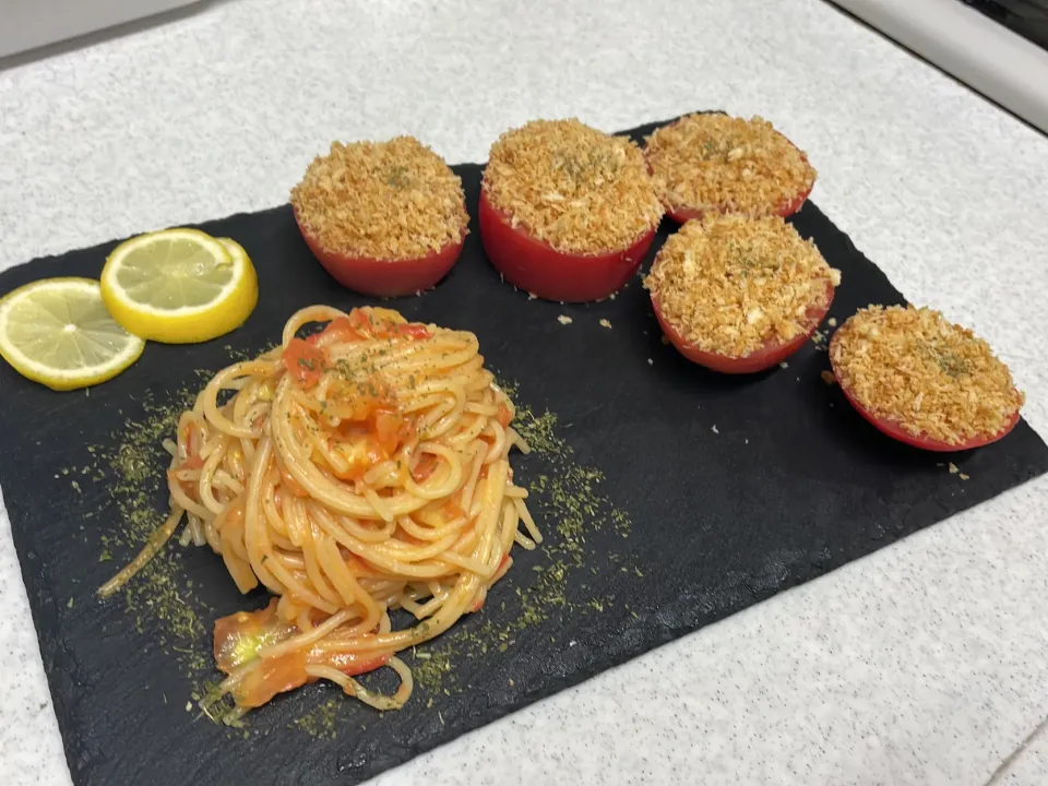 トマトのパスタ、トマトのバターパン粉焼き|りょすけさん