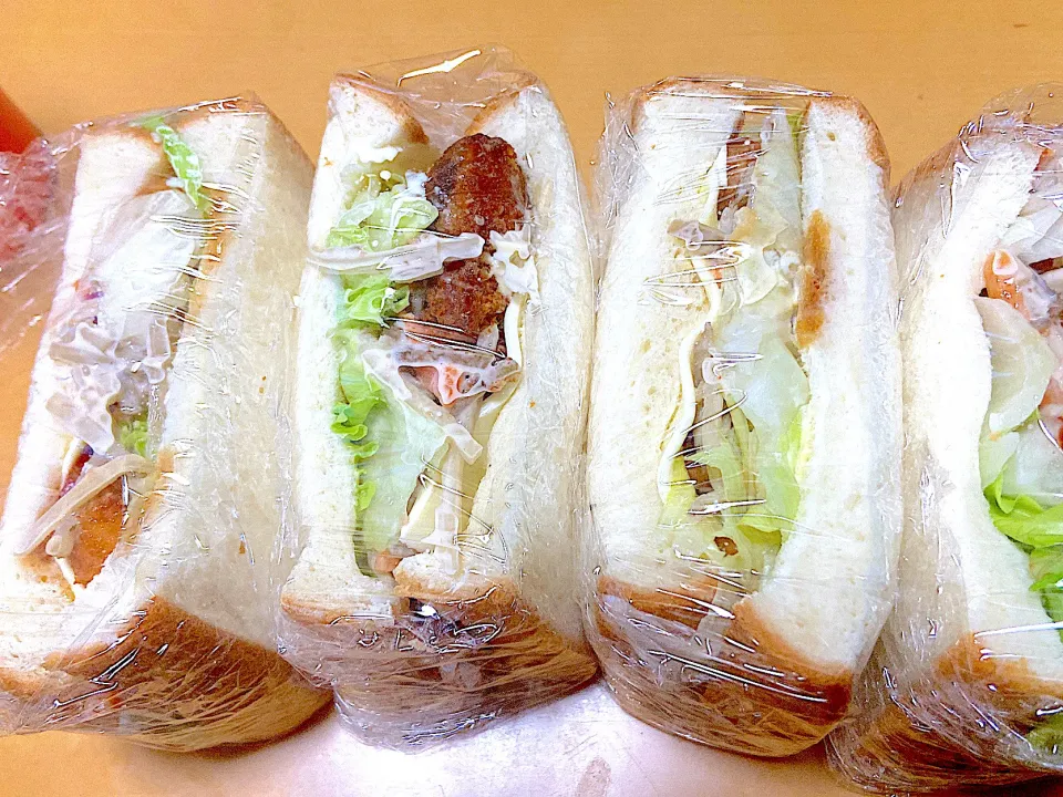 サンドイッチ🥪昨日の残り物で。サーモンフライ・チキンカツ|サチ😊さん