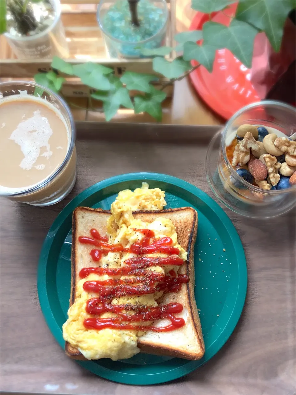 チーズオムレツトースト🍞ブルーベリーとミックスナッツの豆乳ヨーグルト🍯ソイラテ☕️|gunlove❤さん