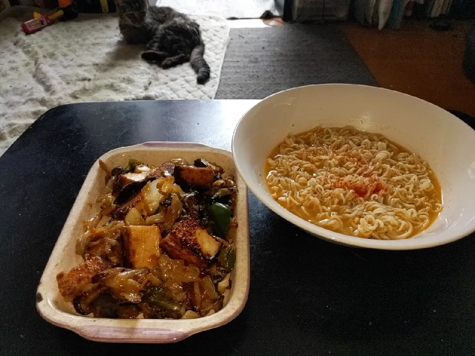 夜勤明け絹ごし厚揚げ＋春夏秋野菜炒めをうまかっちゃん博多高菜ラーメン（賞味期限残り1ヶ月前）|Tarou  Masayukiさん