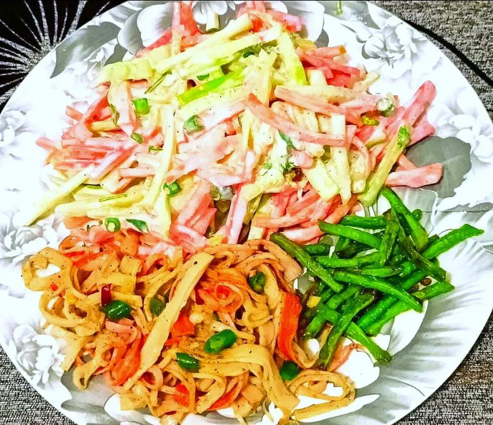 Snapdishの料理写真:LabGai Salad with Crab & green beans|Happy Green Bowlさん