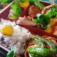 Snapdishの料理写真:栗を使ったバランス弁当
栗の収穫に合わせちょっと豪華に！|宮川和巳さん