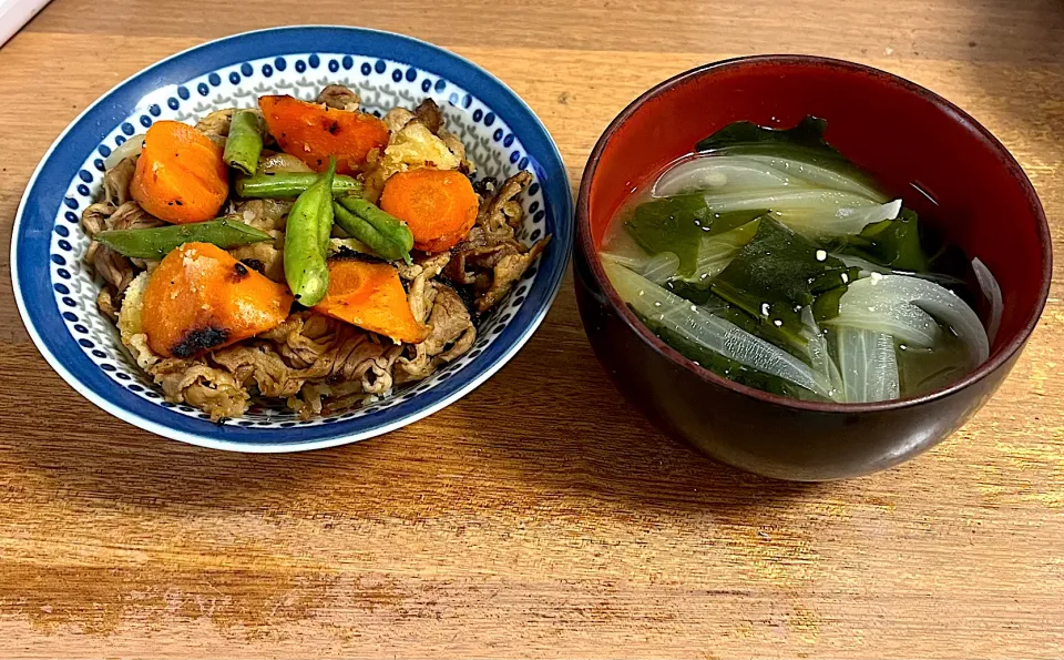 Snapdishの料理写真:肉じゃが、わかめと玉ねぎの味噌汁|料理上手くなりたいさん