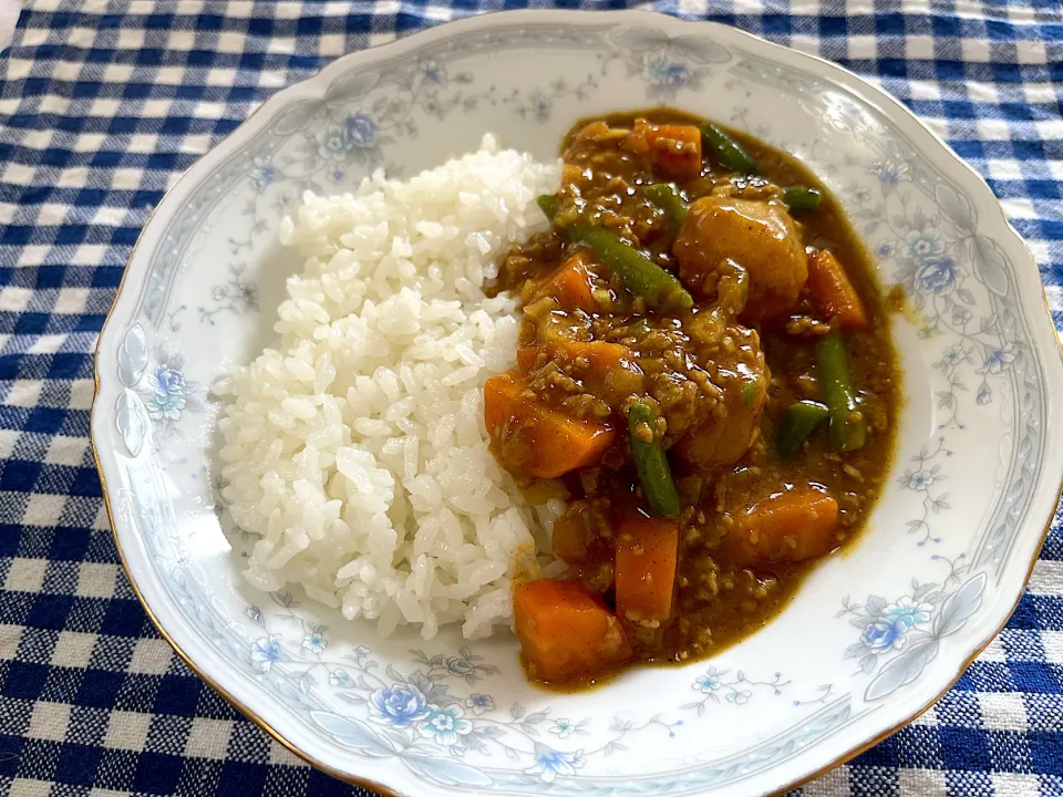 玉ねぎをセロリに替えただけのカレー🍛|えいぽんさん