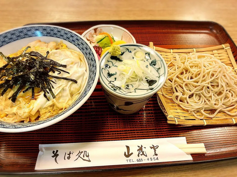 Snapdishの料理写真:親子丼セット ¥860|Blue Moon Caféさん