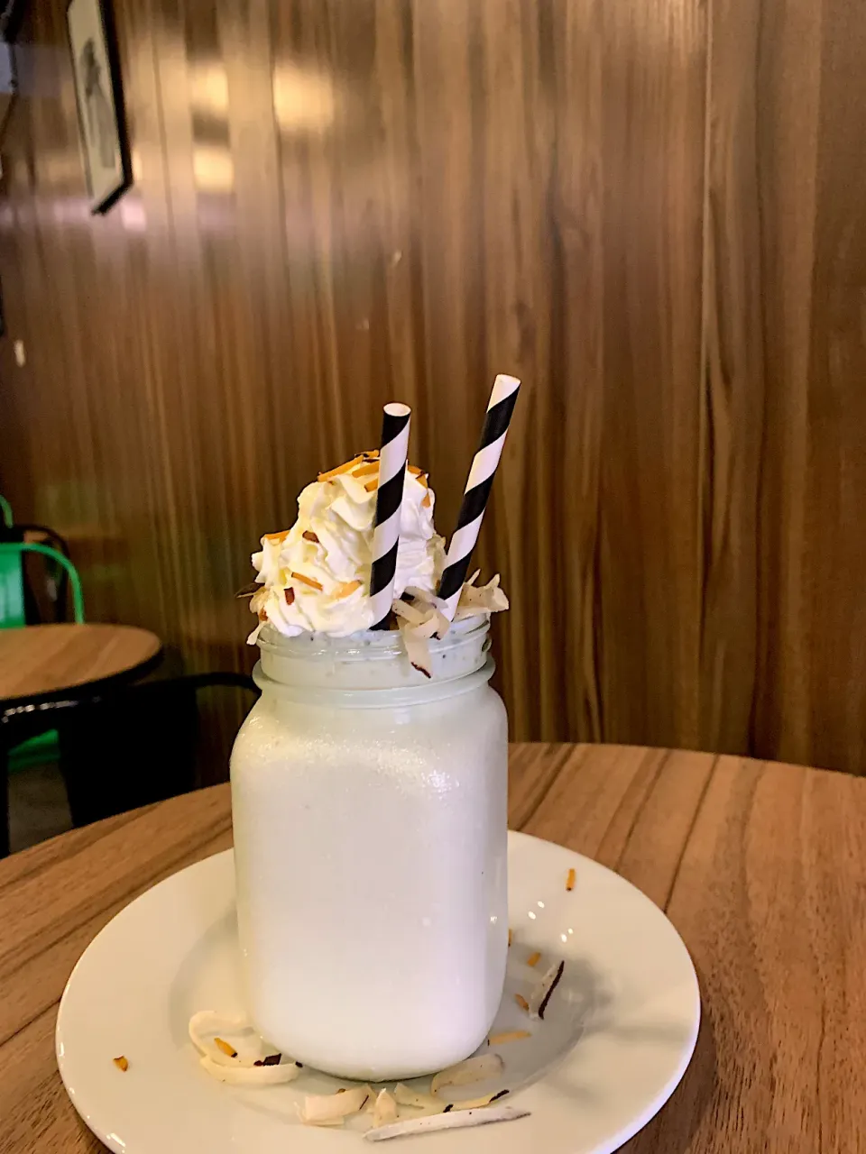 Hazelnut Milkshake with coconut flakes topping|chef.rejさん