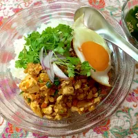 鶏ひき肉と炒り豆腐アジアン風丼|のらねこままさん