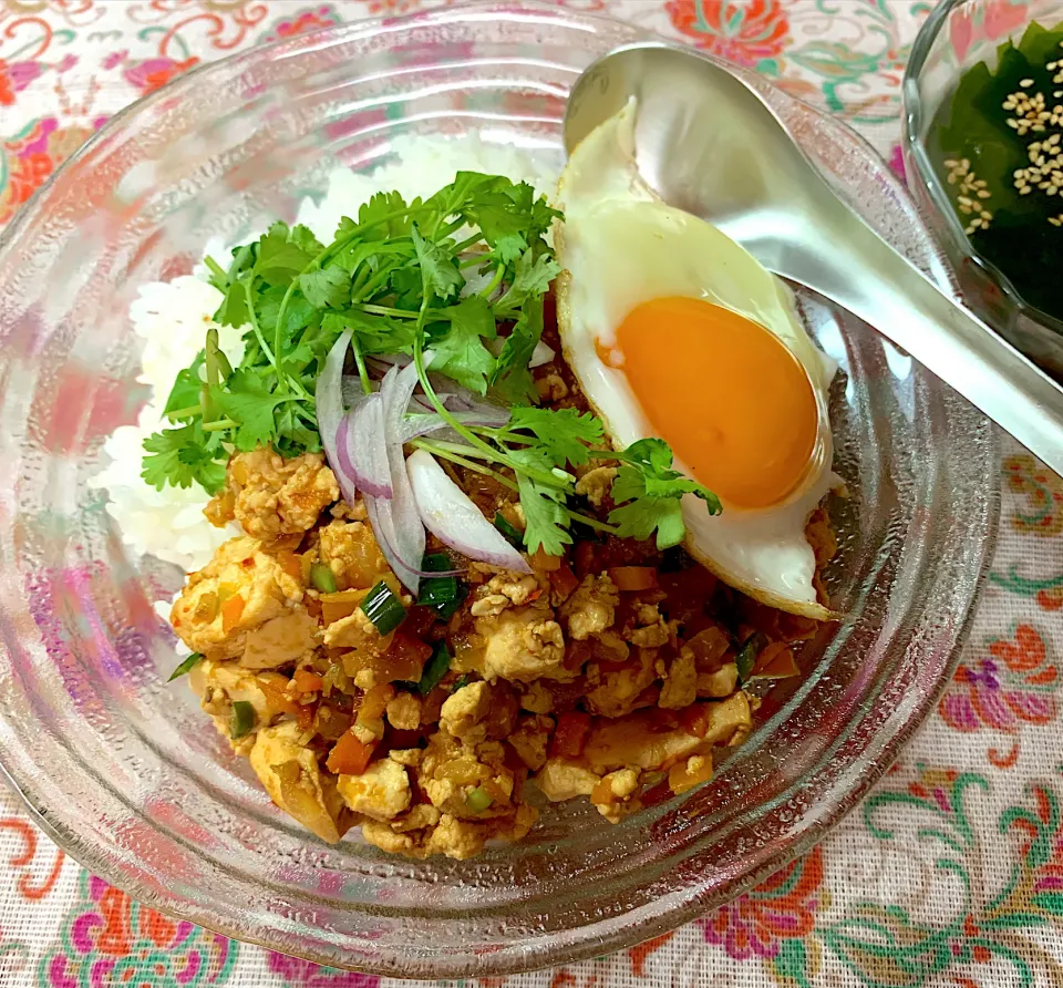 鶏ひき肉と炒り豆腐アジアン風丼|のらねこままさん