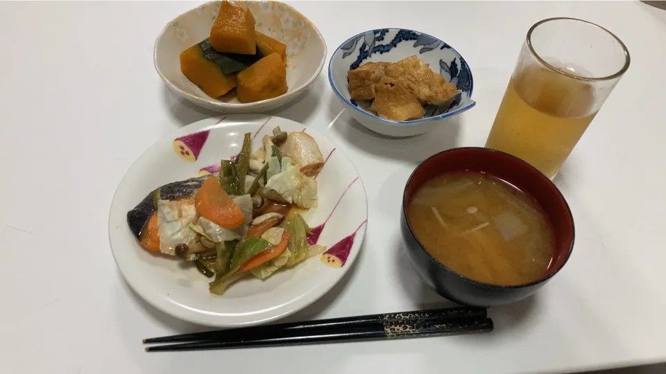 Snapdishの料理写真:晩御飯_(:3 」∠)_☆かぼちゃの炊いたん☆ちゃんちゃん焼き☆厚揚げのレンチン煮☆みそ汁（キャベツ、大根、えのき）|Saharaさん