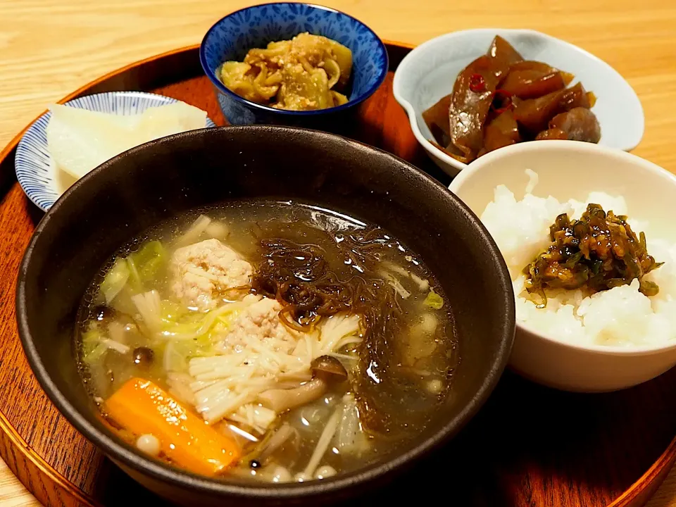 肉団子ともずくスープ煮(香味ペースト)、ピリ辛蒟蒻、茄子の胡麻和え|いちごさん