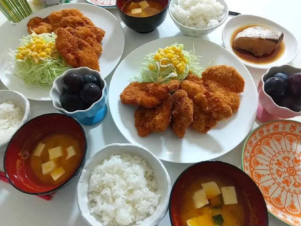 夕食(*^^*)
ヒレカツ&キャベツコーンサラダ
ぶり照り
お味噌汁(かぼちゃ、豆腐)
ピオーネ|プリン☆さん